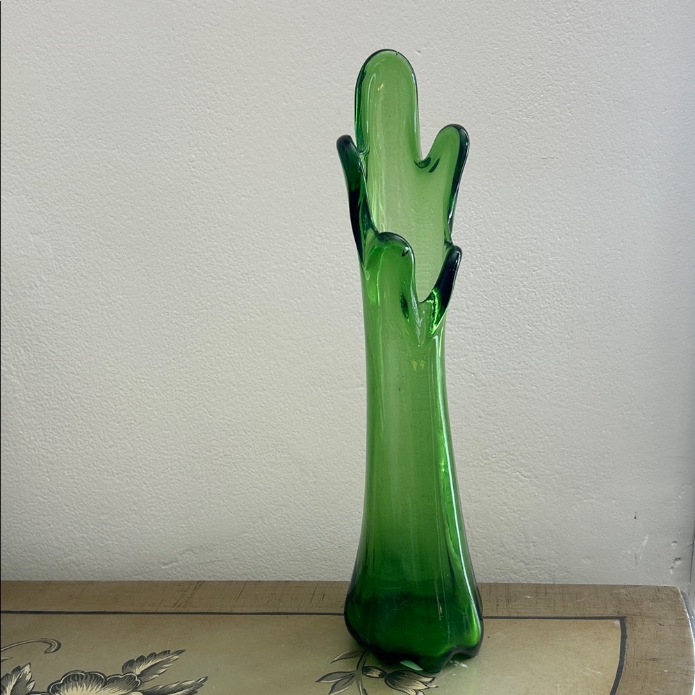 Elegant Green Glass Vase - Picture 1 of 5